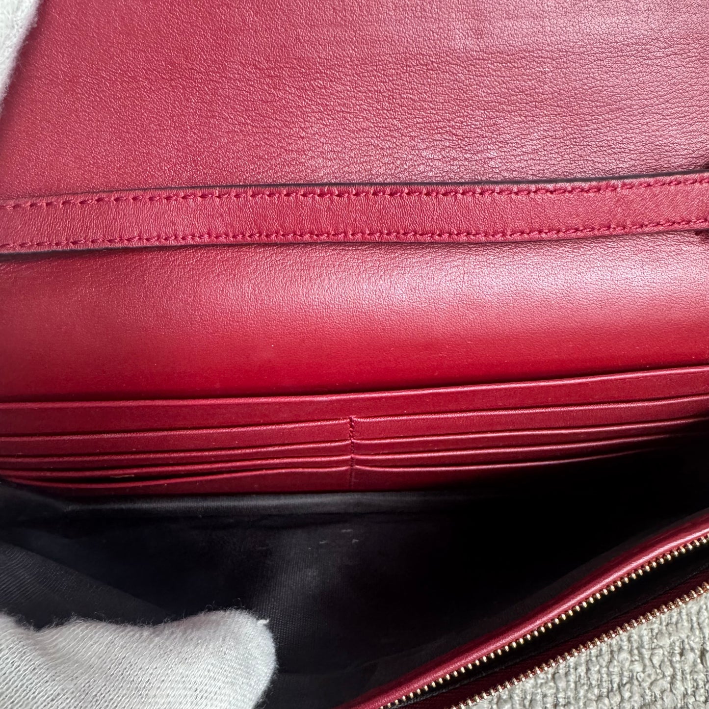 Gucci Microguccissima Geldbörse mit Riemen – Rot