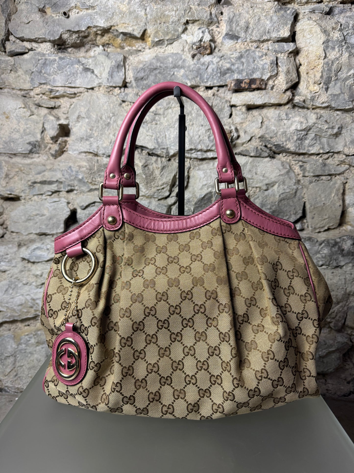 GUCCI Sukey Medium GG Canvas – Beige & Rosa