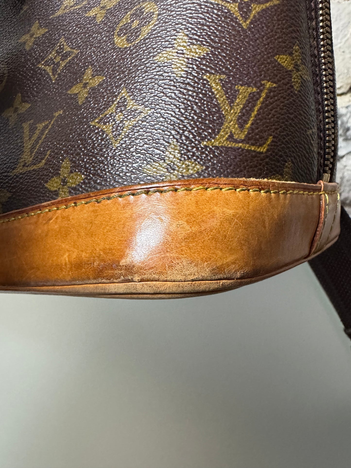 Louis Vuitton Alma Monogram mit Trageriemen