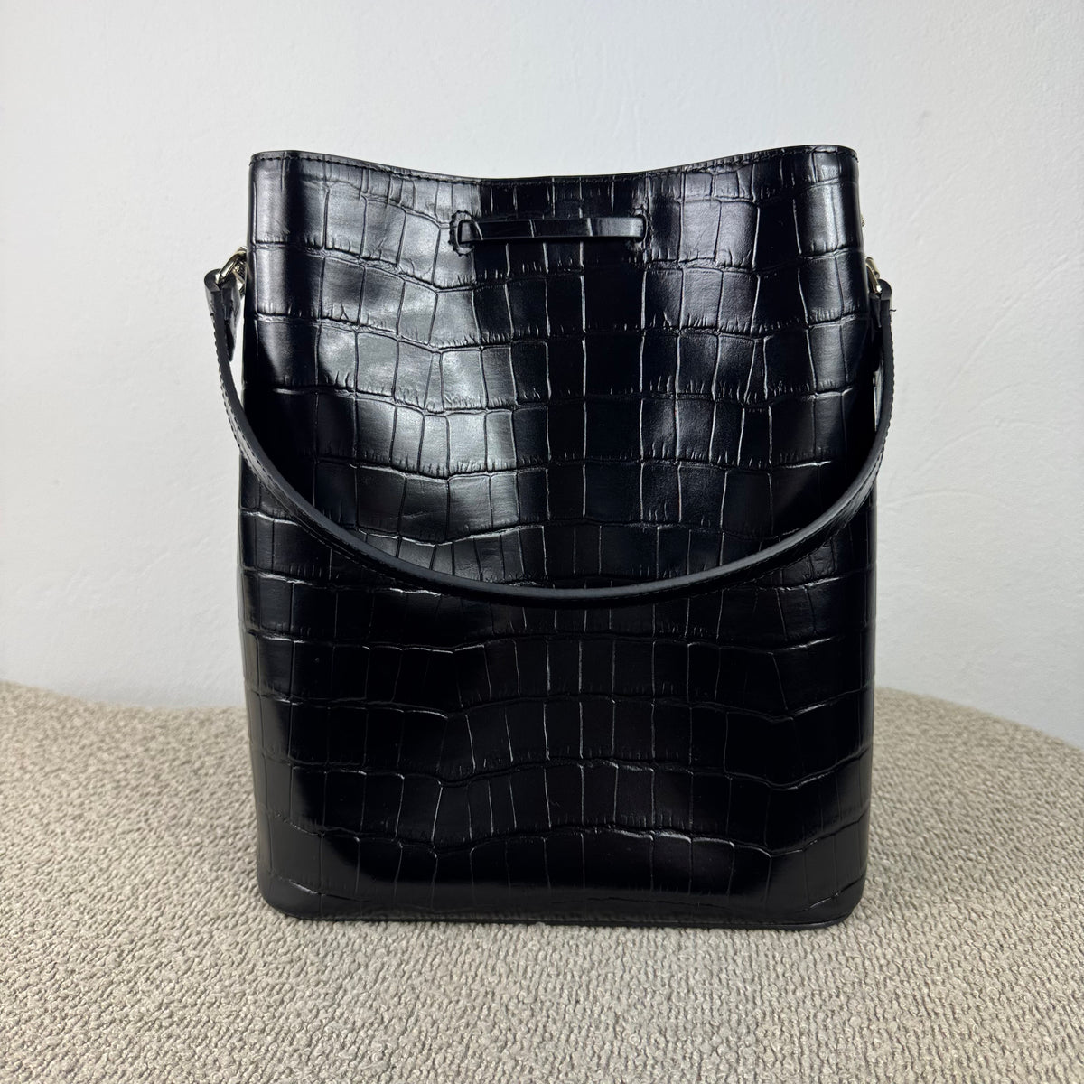 Aigner Beuteltasche – Schwarzes Leder mit Kroko-Prägung