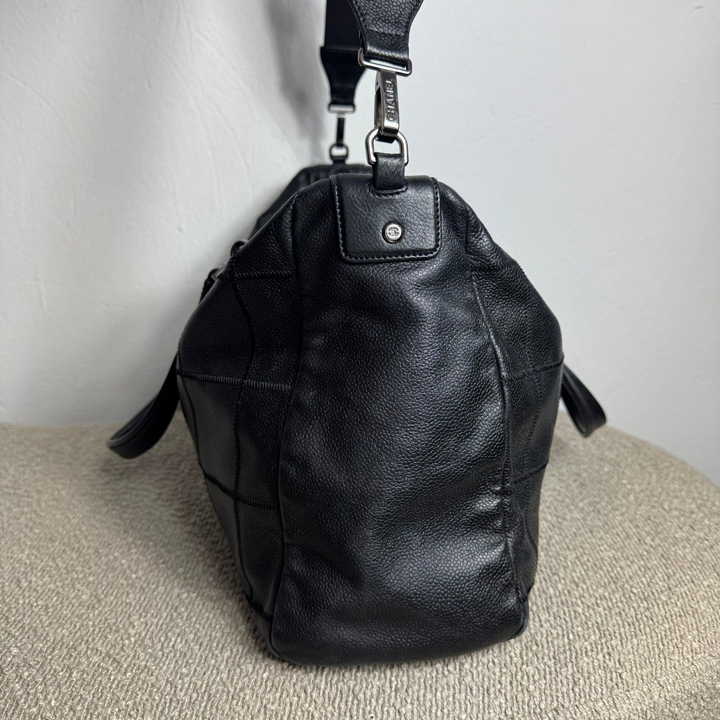 Chanel Chocolate Bar Caviar Embossed Logo Bowling Bag Schwarz