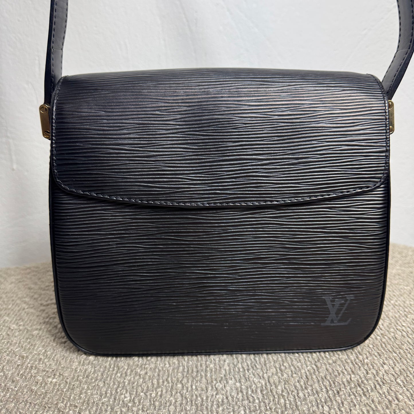 Louis Vuitton Buci Schultertasche – Epi Leder Schwarz