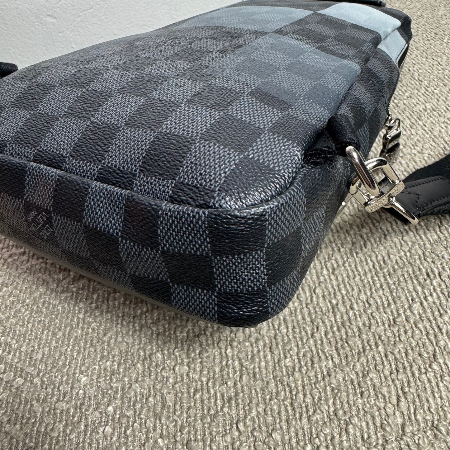 Louis Vuitton Avenue Sling Bag – Damier Graphite Giant