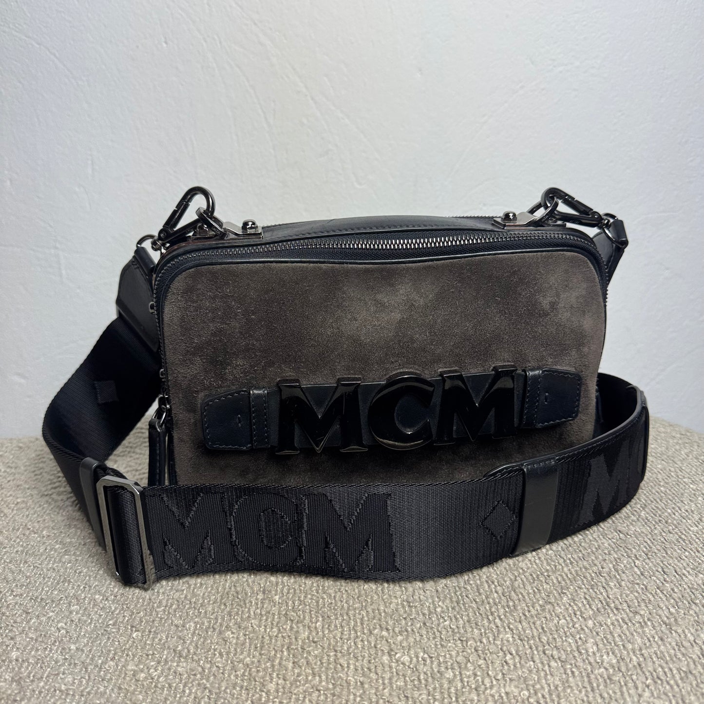 MCM München Logo Wildleder Crossbody Bag Schwarz