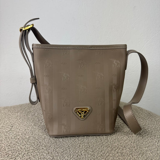 Maison Mollerus Auswil Beuteltasche – Taupe/Gold
