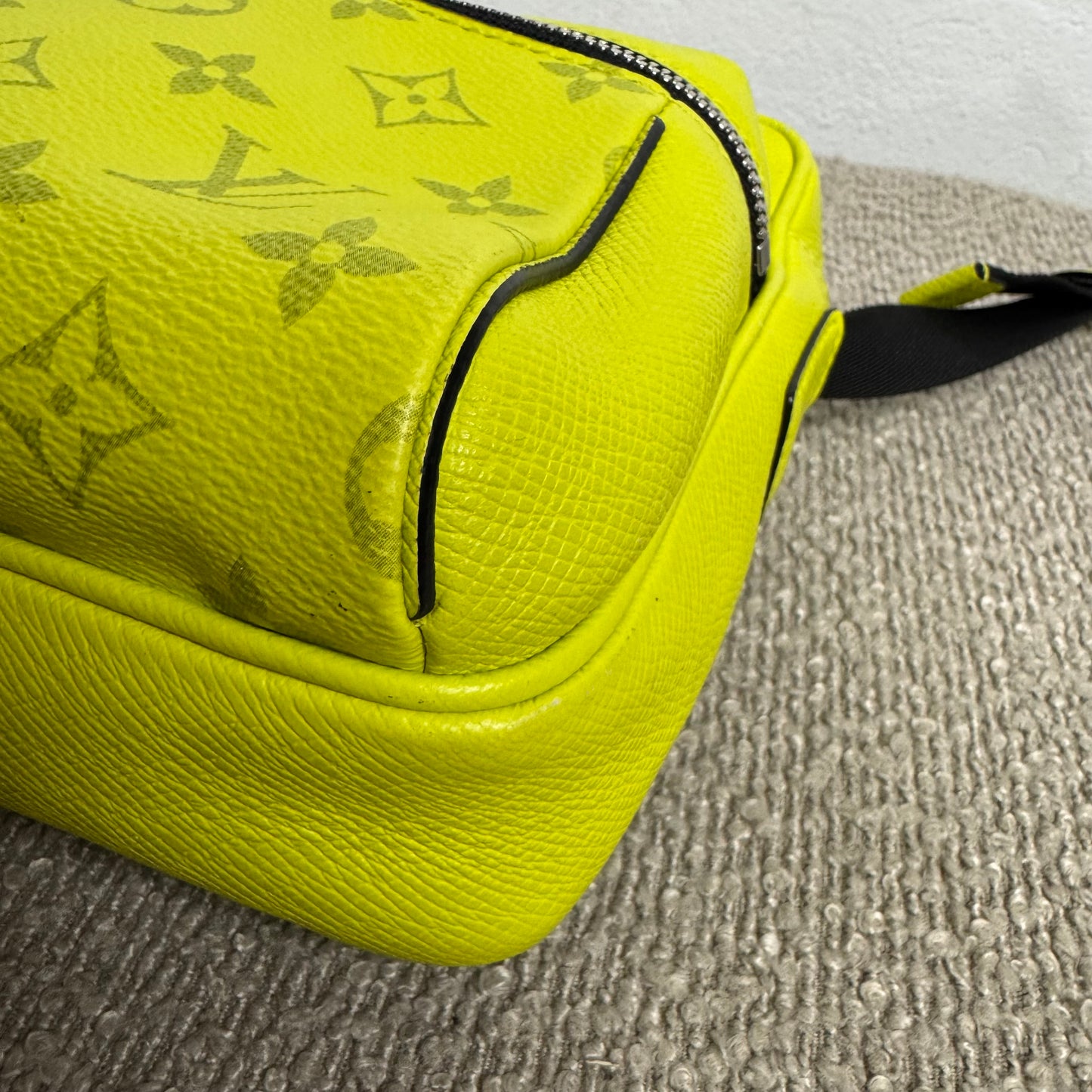 Louis Vuitton Outdoor Messenger Bag – Taïgarama Neon Gelb