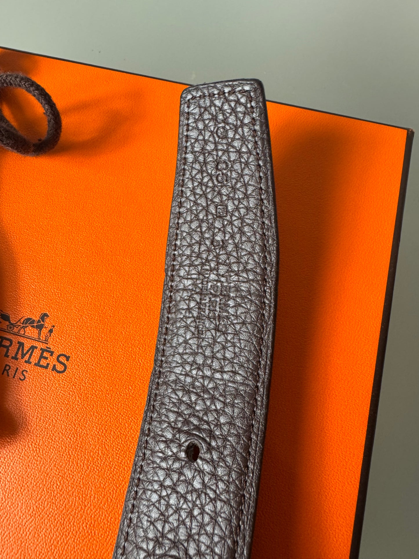 Hermès Wendegürtel – Dunkelbraun/Schwarz mit silberfarbener H-Schnalle