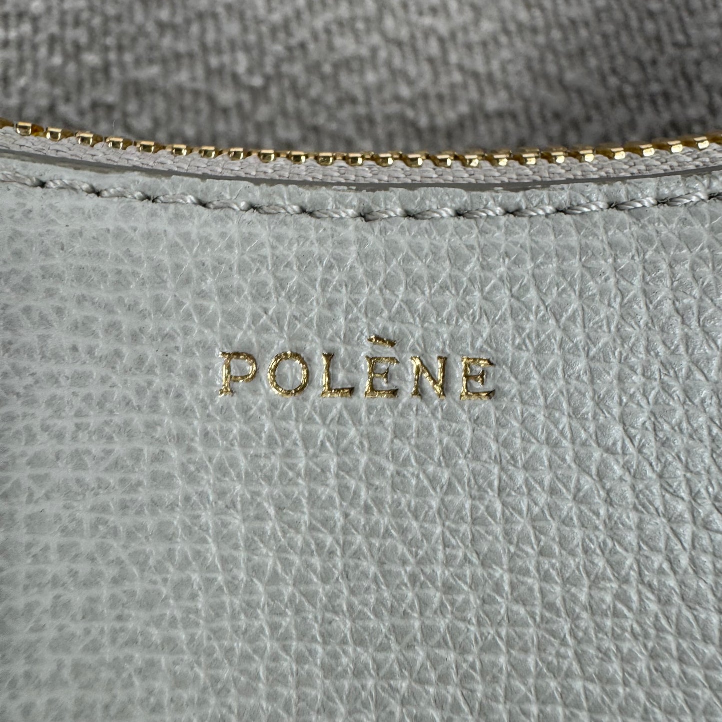 Polène Numéro Dix – Edition Taupe aus genarbtem Leder