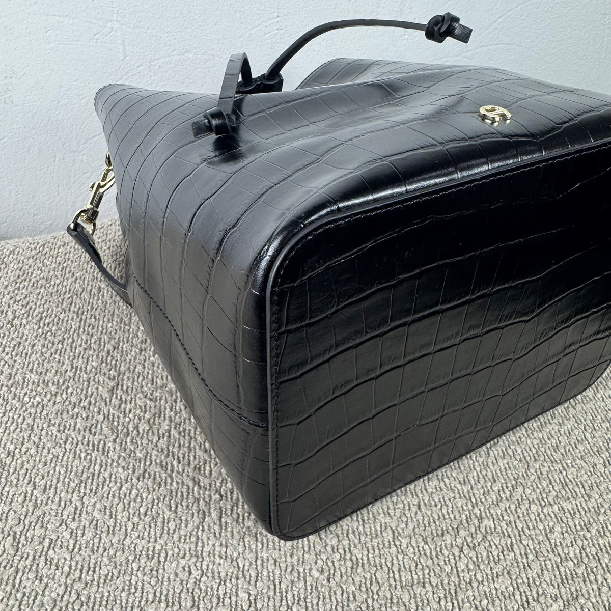Aigner Beuteltasche – Schwarzes Leder mit Kroko-Prägung