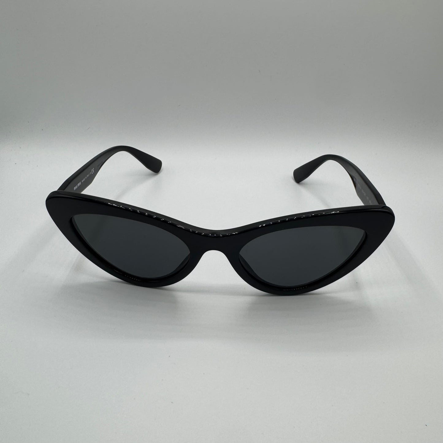 Miu Miu Cat Eye Sonnenbrille – Schwarz SMU 01V
