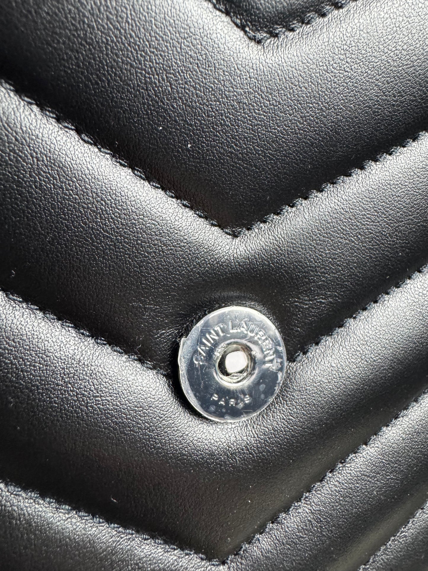 Yves Saint Laurent Loulou Medium – Schwarz mit schwarzer Hardware