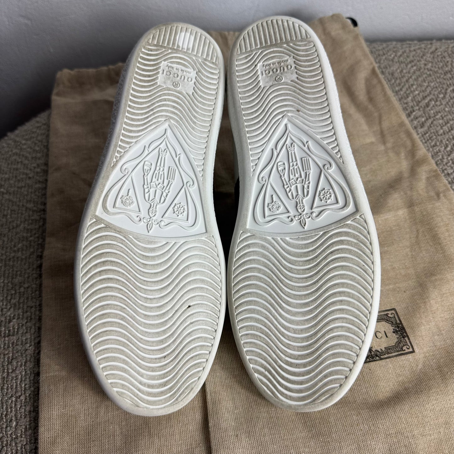 Gucci Ace Damen-Sneaker – Weiß mit Web-Streifen und Bienen-Stickerei