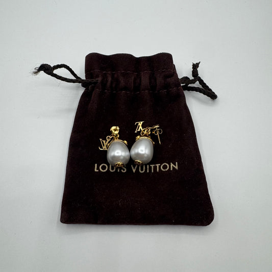Louis Vuitton Logo Teardrop Faux Perlen Ohrringe – Gold / Weiß