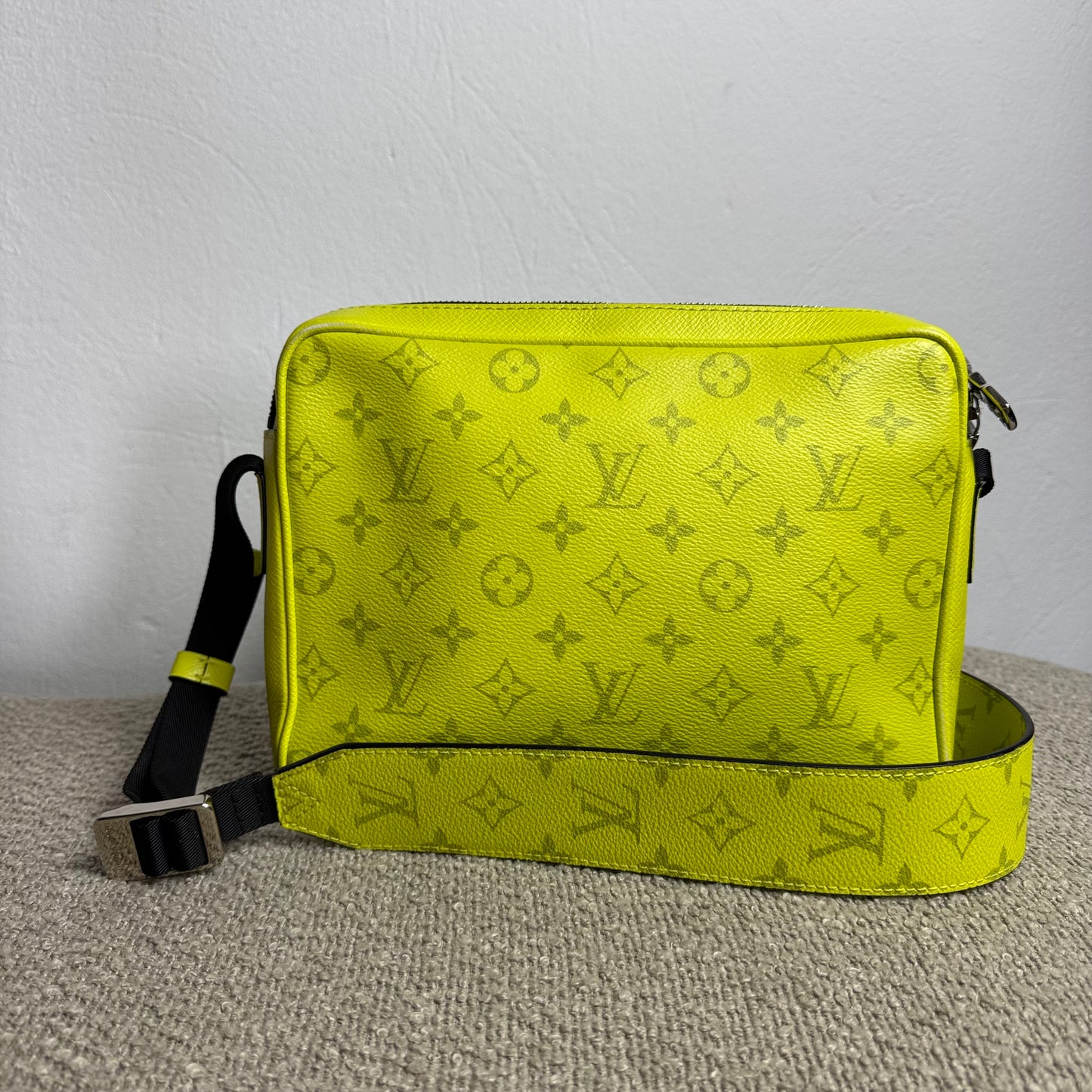 Louis Vuitton Outdoor Messenger Bag – Taïgarama Neon Gelb