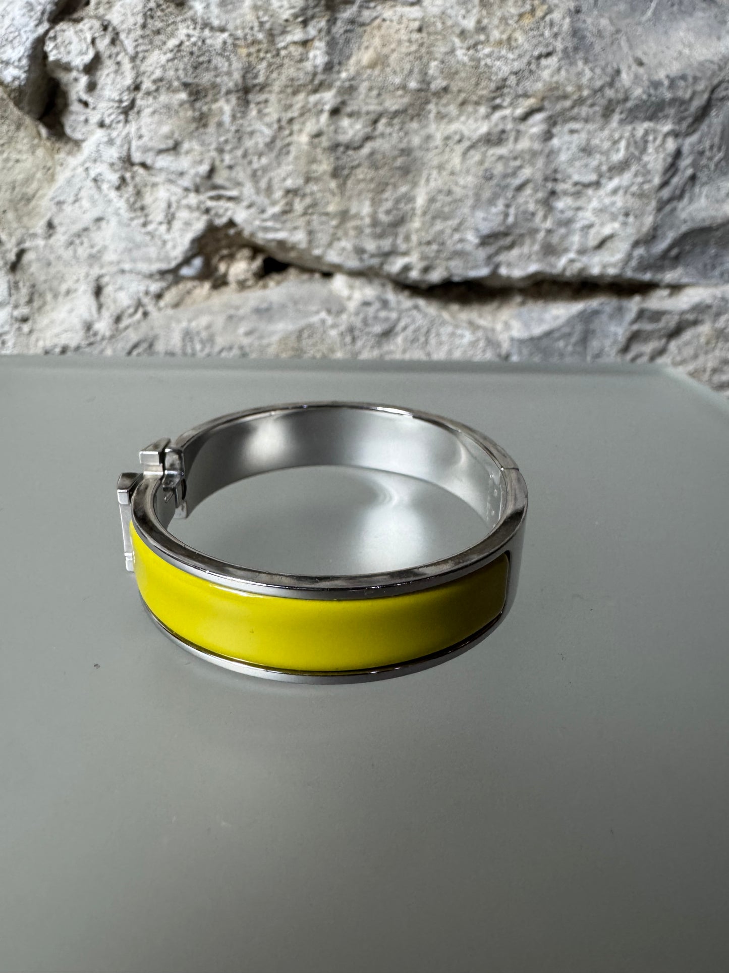 Hermès Clic H Armreif – Silber & Gelb