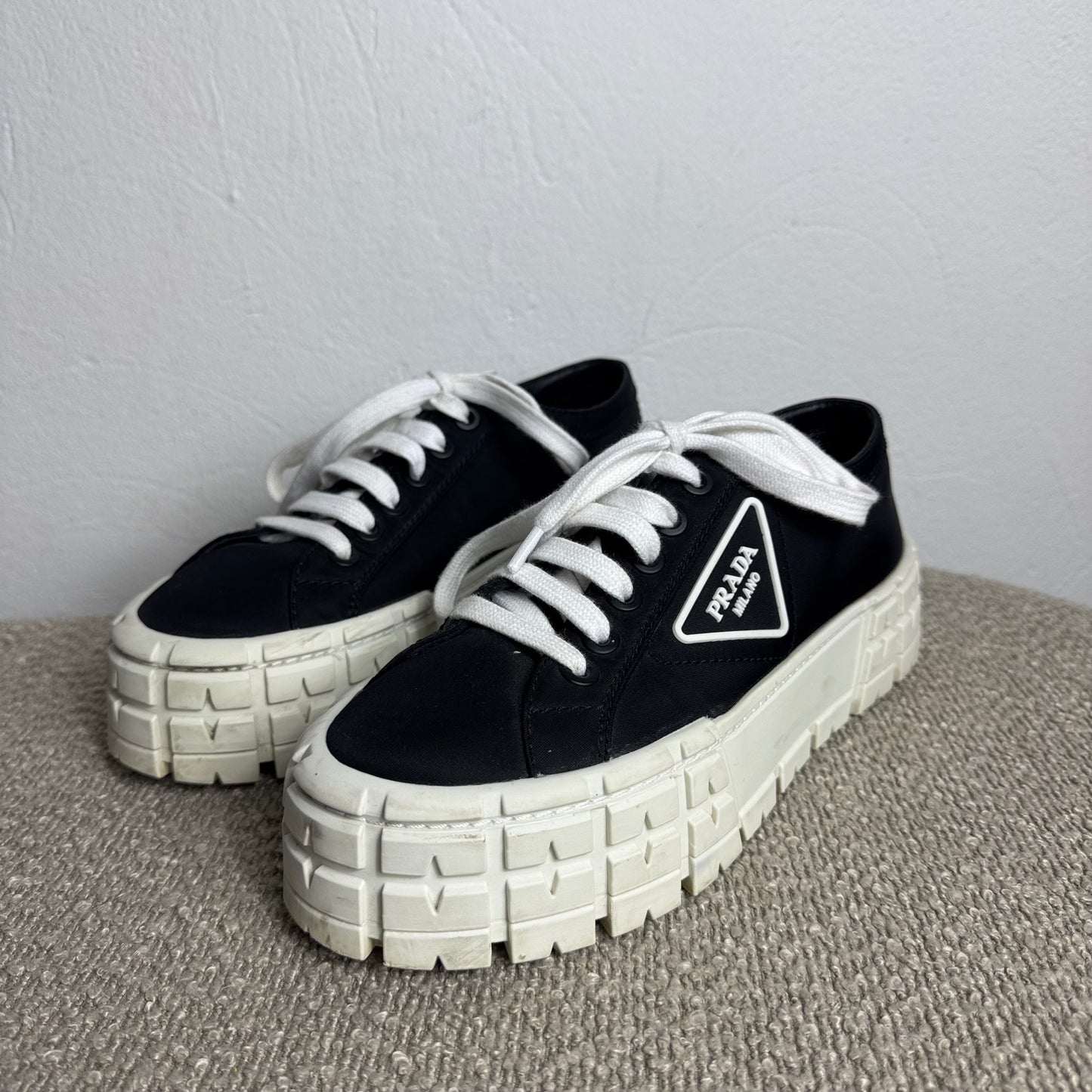 Baskets basses Prada « Double Wheel » en gabardine Re-Nylon noir blanc T. 38,5