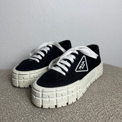 Baskets basses Prada « Double Wheel » en gabardine Re-Nylon noir blanc T. 38,5