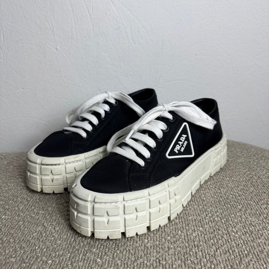 Prada „Double Wheel“ Re-Nylon Gabardine Low-Top Sneaker schwarz weiß Gr. 38,5