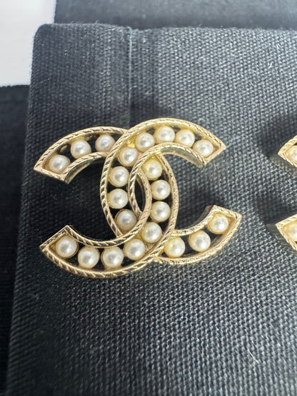 CHANEL CC Ohrringe Goldton mit Perlen Logo Ohrstecker