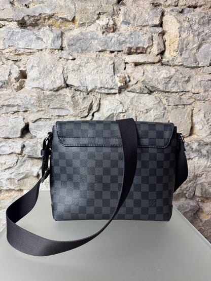 Louis Vuitton District PM Umhängetasche Damier Graphit