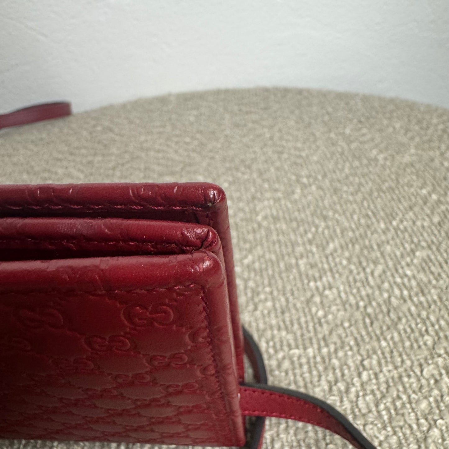 Gucci Microguccissima Geldbörse mit Riemen – Rot