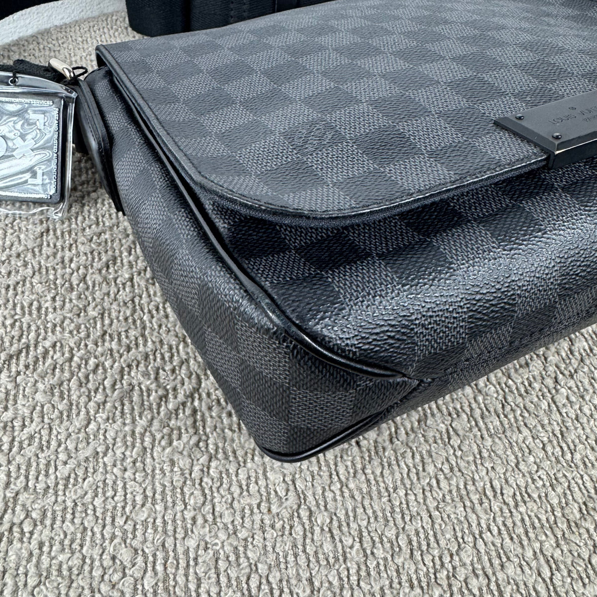 Louis Vuitton District PM Messenger – Damier Graphite