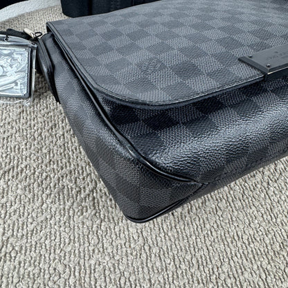 Louis Vuitton District PM Messenger – Damier Graphite