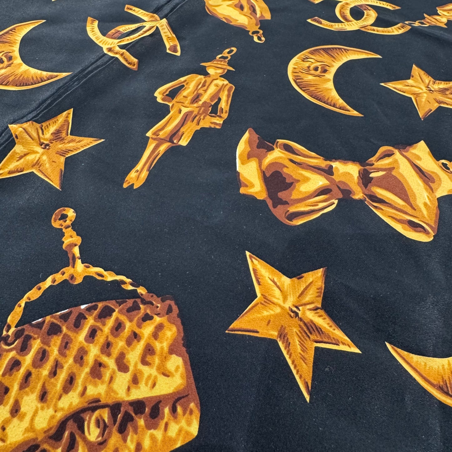 Chanel Seidentuch Schwarz / Gold