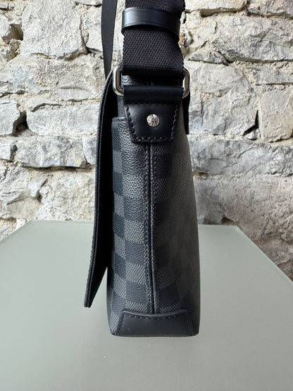 Louis Vuitton District PM Umhängetasche Damier Graphit