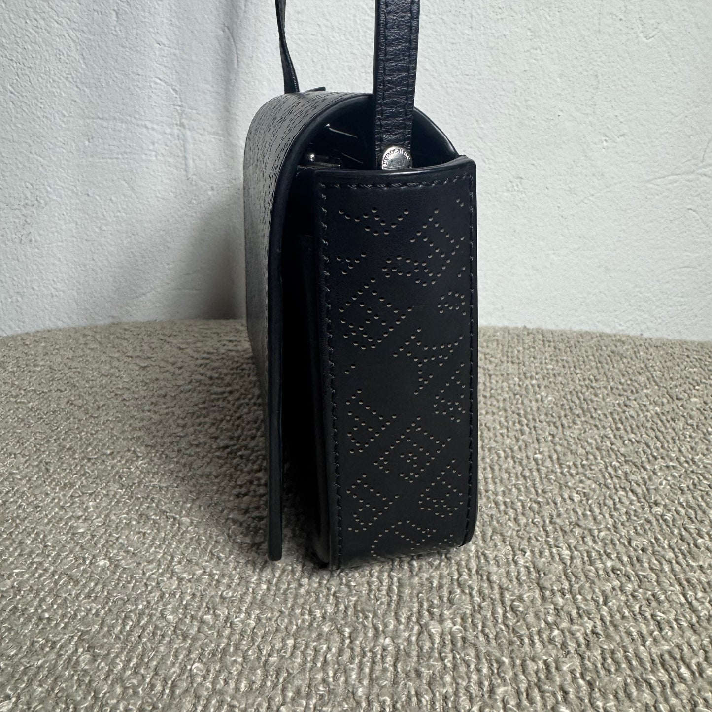 Burberry Perforated Leder Flap Shoulder Bag Schwarz