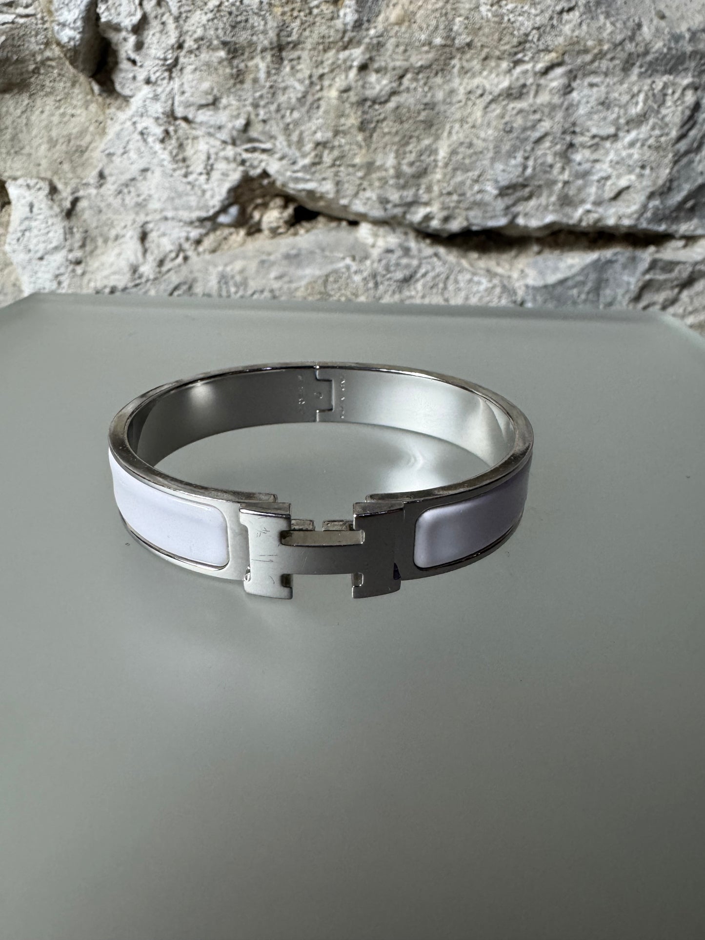 Hermès Clic H Armreif – Silber & Weiß