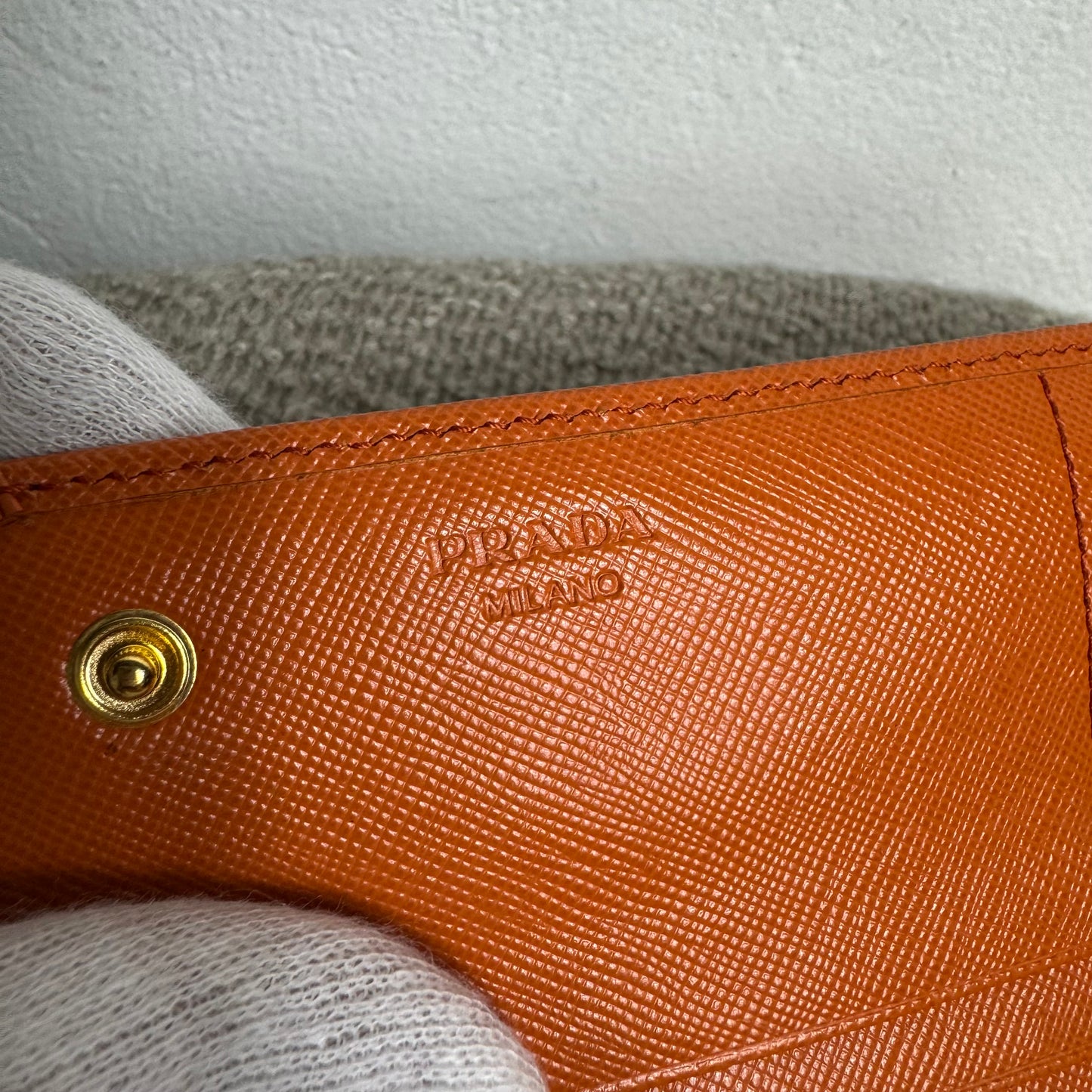 Grand portefeuille Prada en cuir Saffiano orange