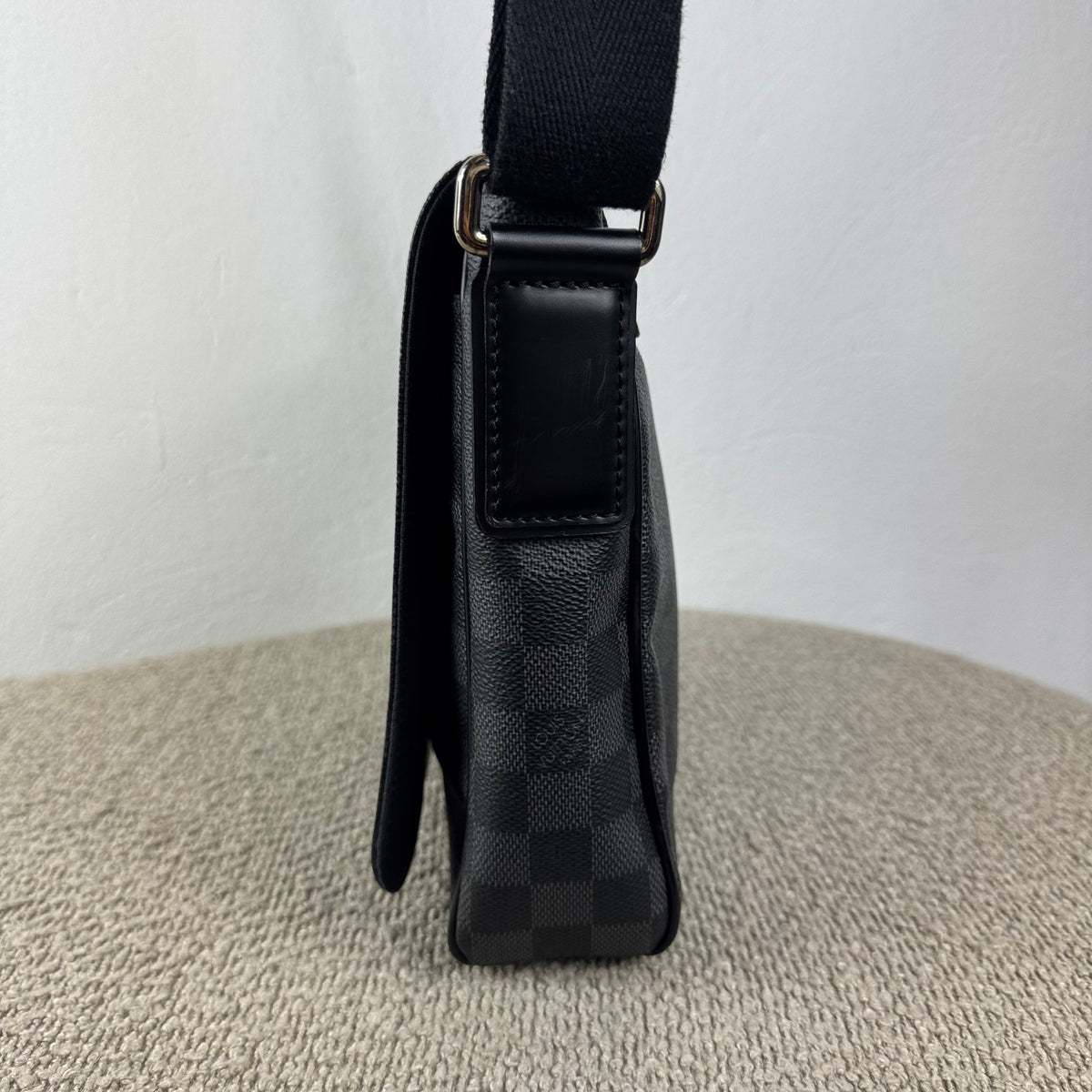 Louis Vuitton District PM Messenger – Damier Graphite