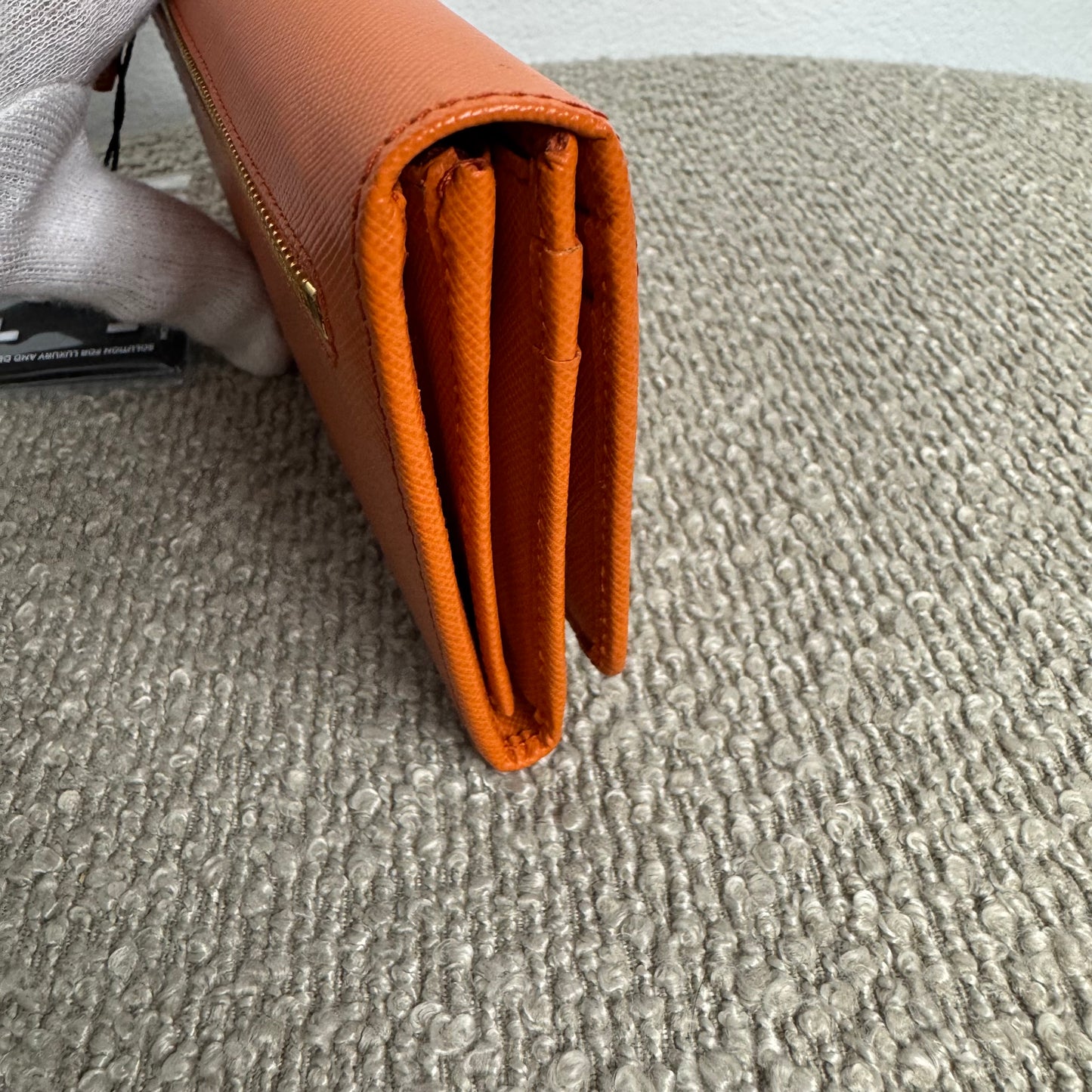 Grand portefeuille Prada en cuir Saffiano orange