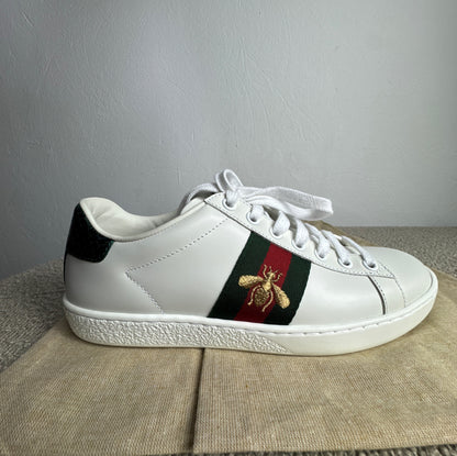 Gucci Ace Damen-Sneaker – Weiß mit Web-Streifen und Bienen-Stickerei