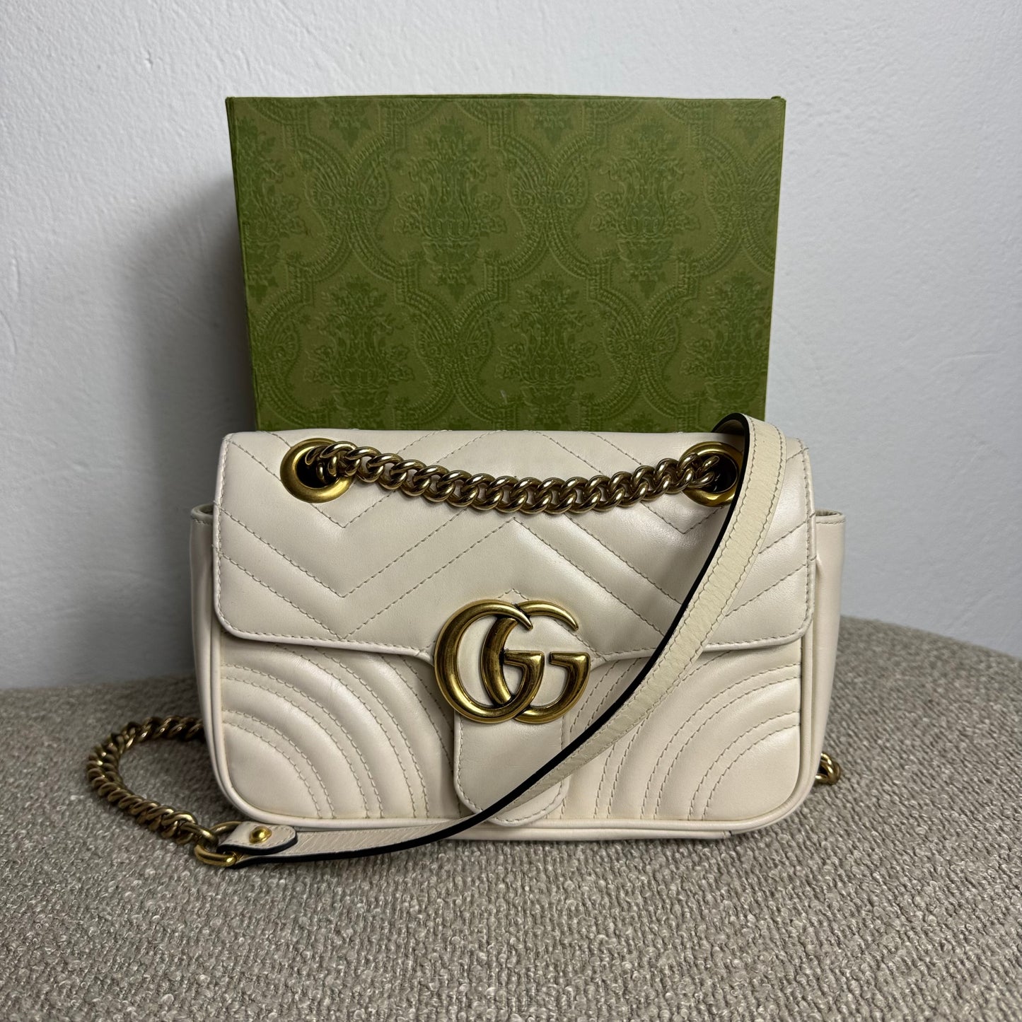 Gucci GG Marmont Kleine Schultertasche – Weiß