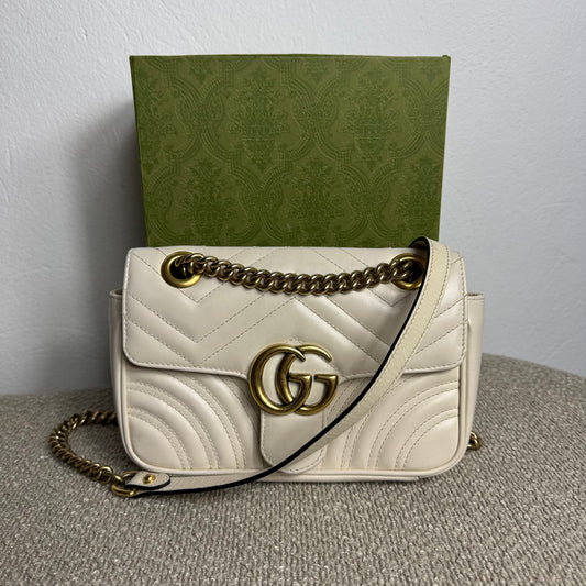 Gucci GG Marmont Kleine Schultertasche – Weiß