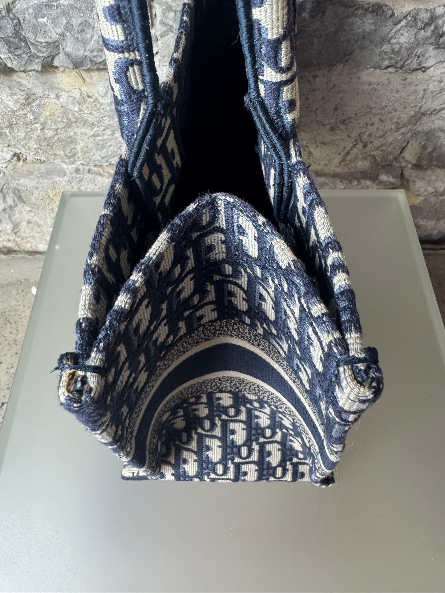 Dior Book Tote Medium – Dior Oblique Stickerei in Écru & Blau