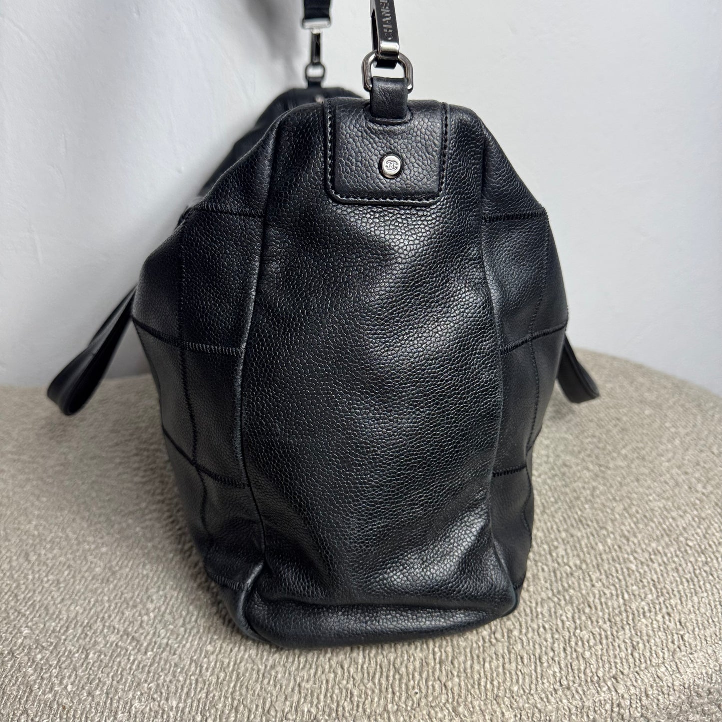 Chanel Chocolate Bar Caviar Embossed Logo Bowling Bag Schwarz