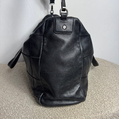 Chanel Chocolate Bar Caviar Embossed Logo Bowling Bag Schwarz