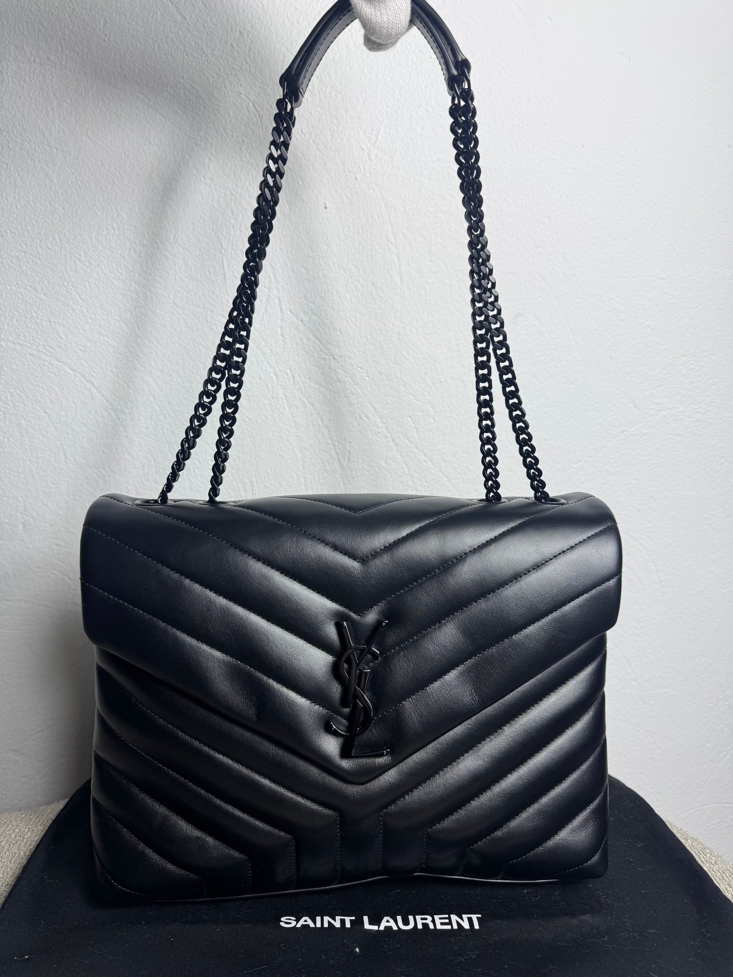 Yves Saint Laurent Loulou Medium – Schwarz mit schwarzer Hardware