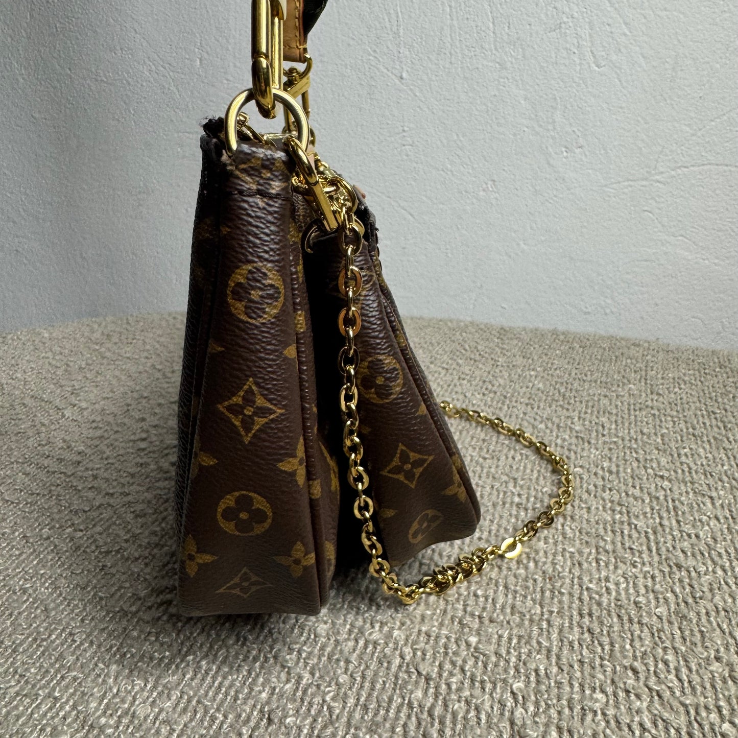 Louis Vuitton Multi Pochette Accessoires Monogram – Grüner Trageriemen