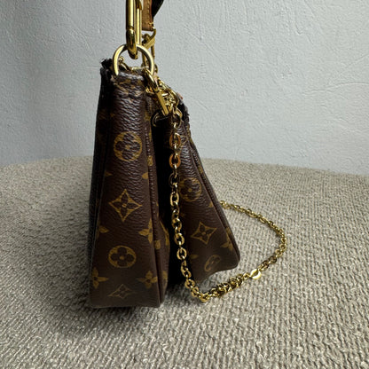 Louis Vuitton Multi Pochette Accessoires Monogram – Grüner Trageriemen