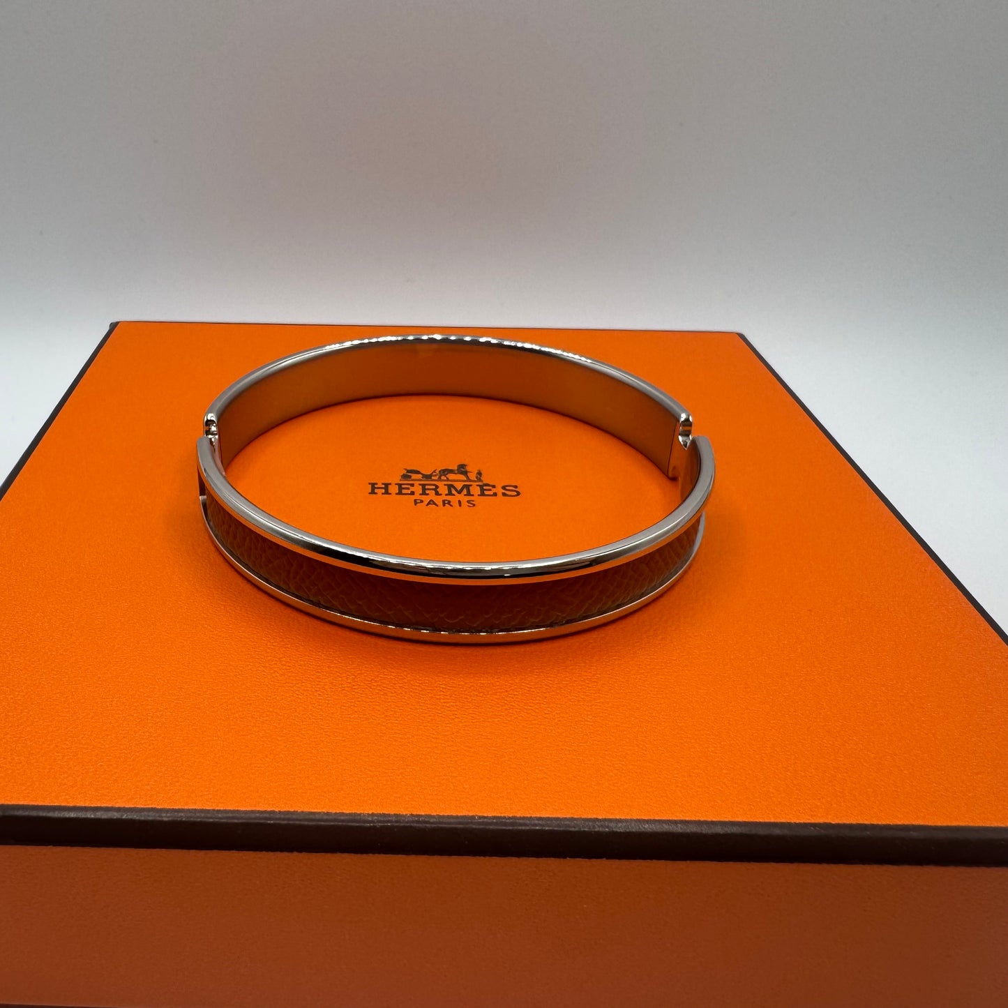 Hermès Olympe Armreif T3 - Silberfarben mit braunem Leder