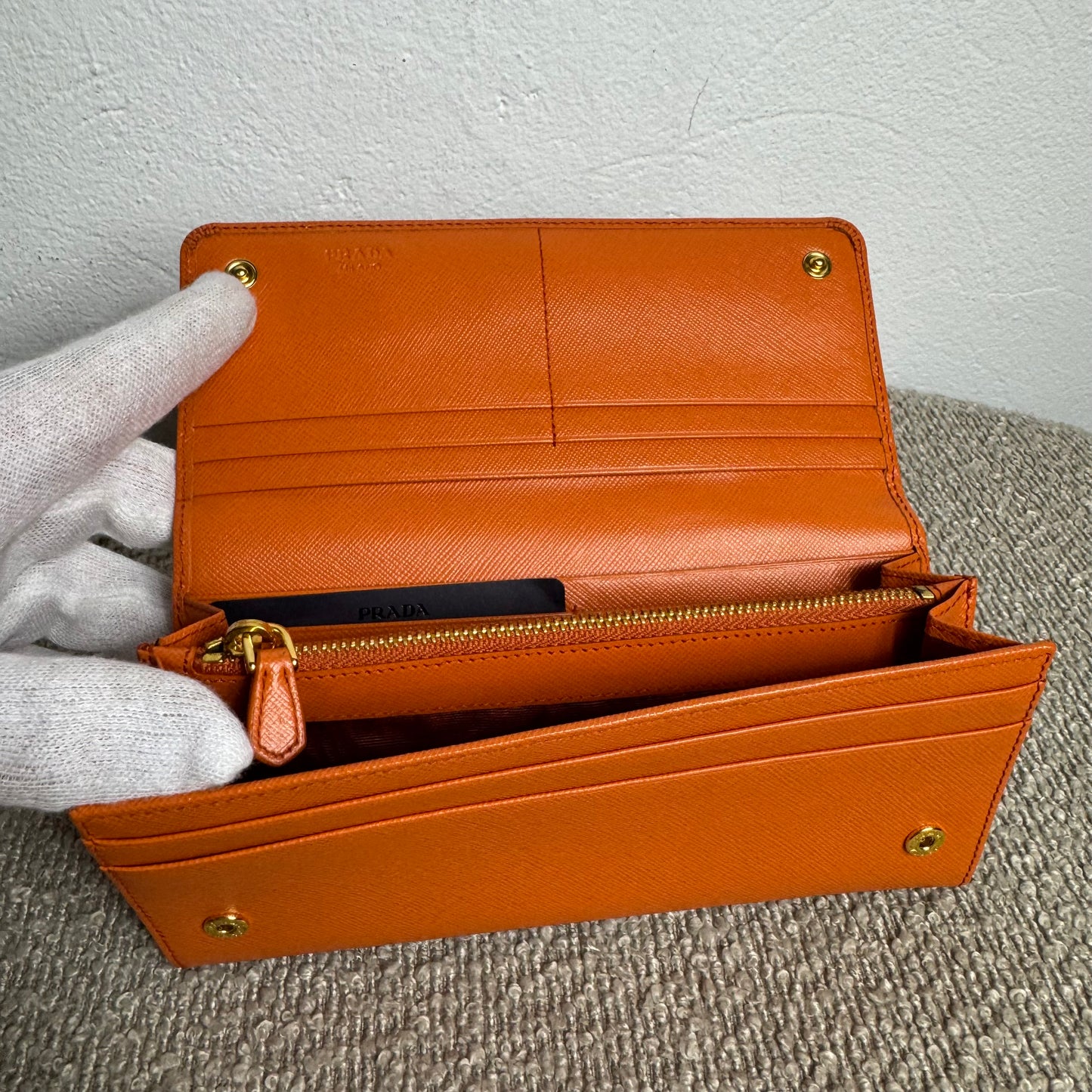 Grand portefeuille Prada en cuir Saffiano orange