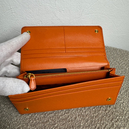 Grand portefeuille Prada en cuir Saffiano orange