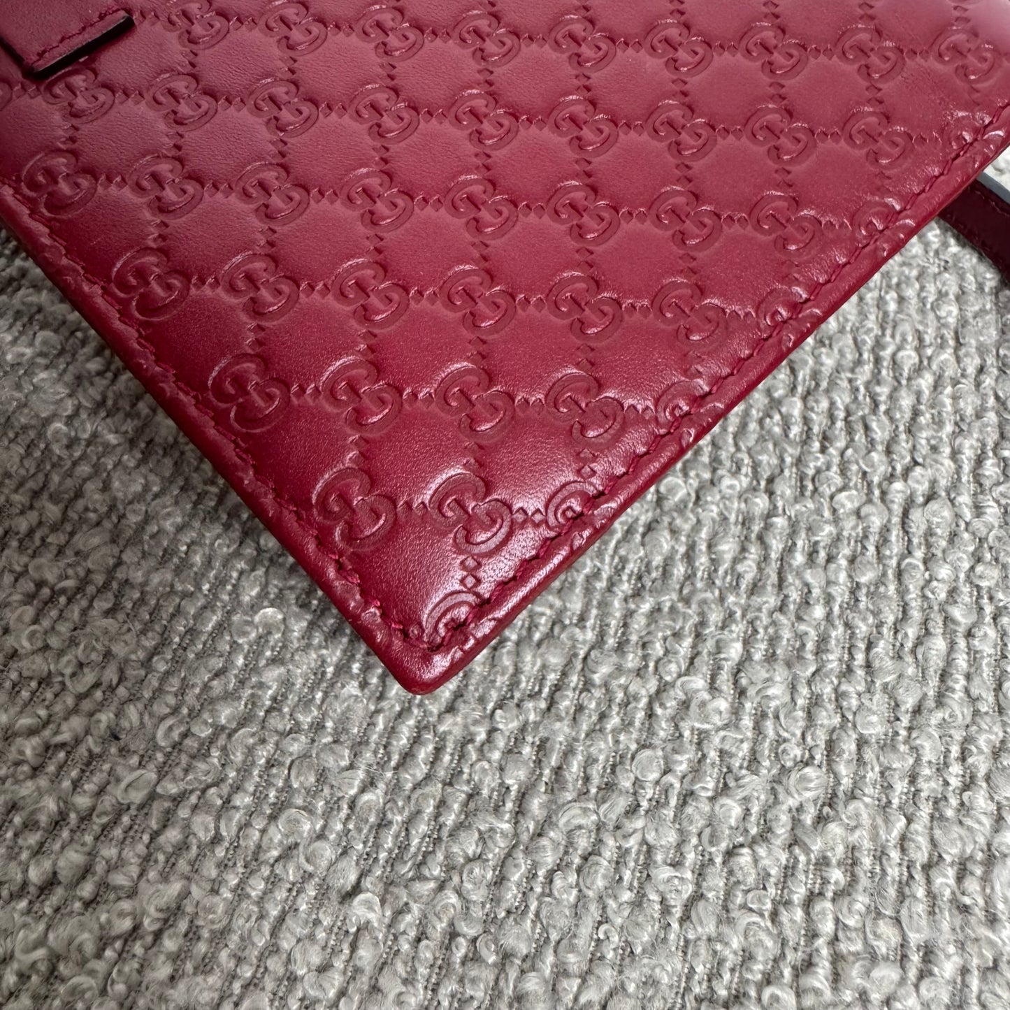 Gucci Microguccissima Geldbörse mit Riemen – Rot