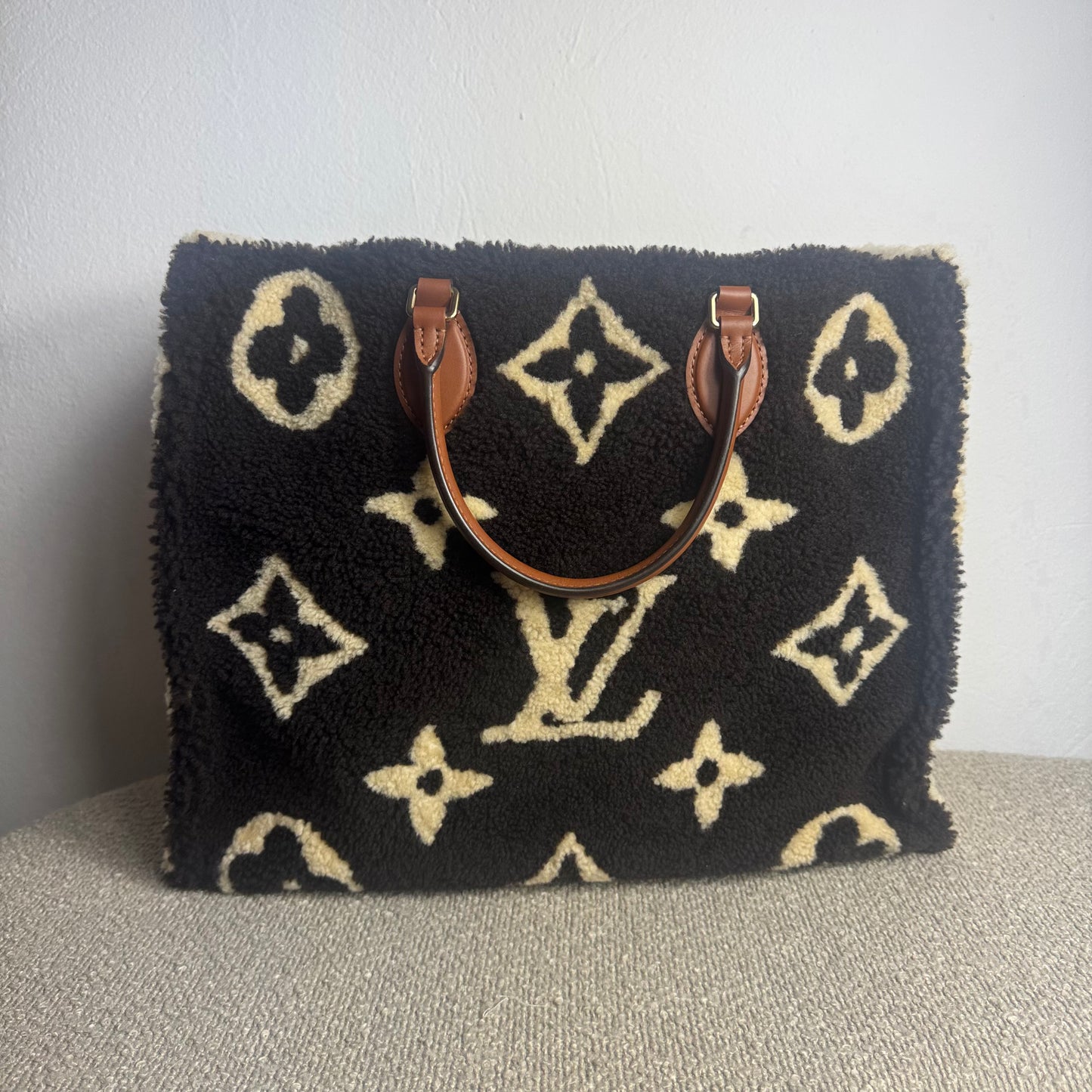 Louis Vuitton OnTheGo GM – Monogram Giant Teddy Schafsfell