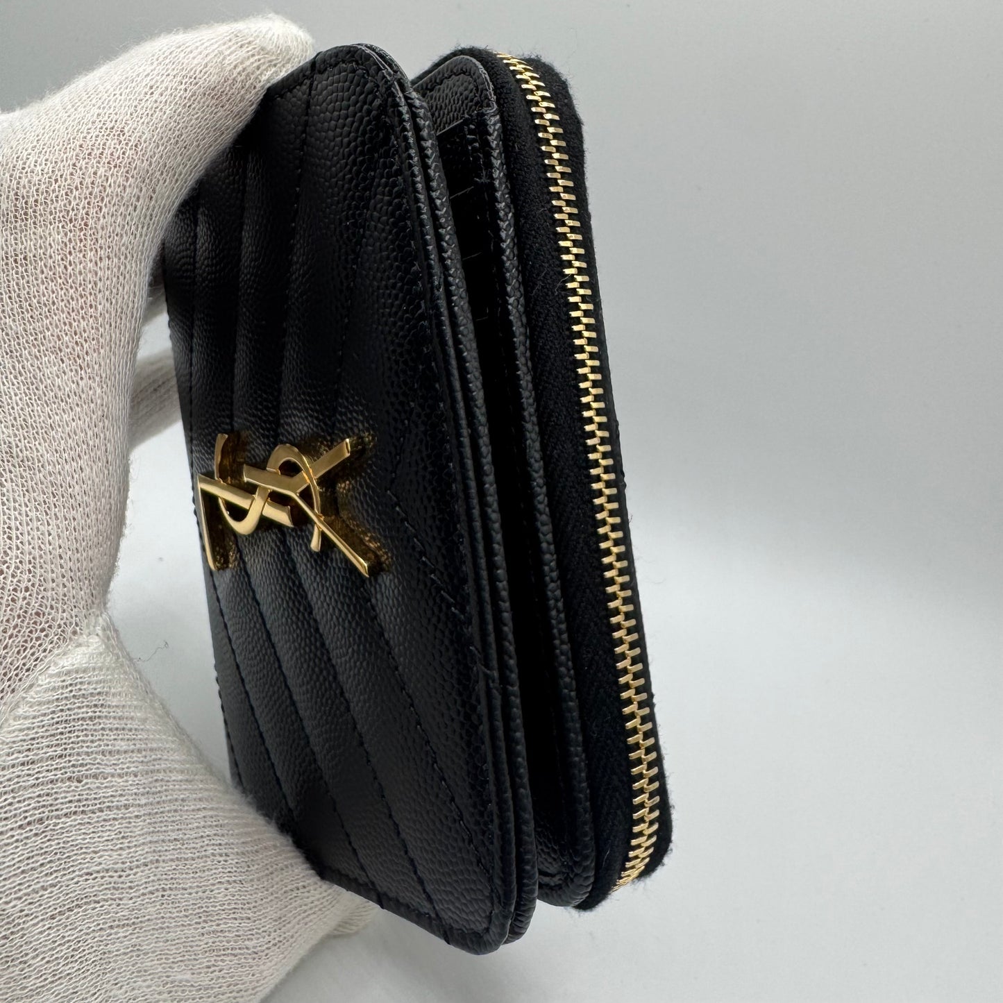 Saint Laurent Cassandre Matelassé – Kompaktes Portemonnaie mit umlaufendem Reißverschluss