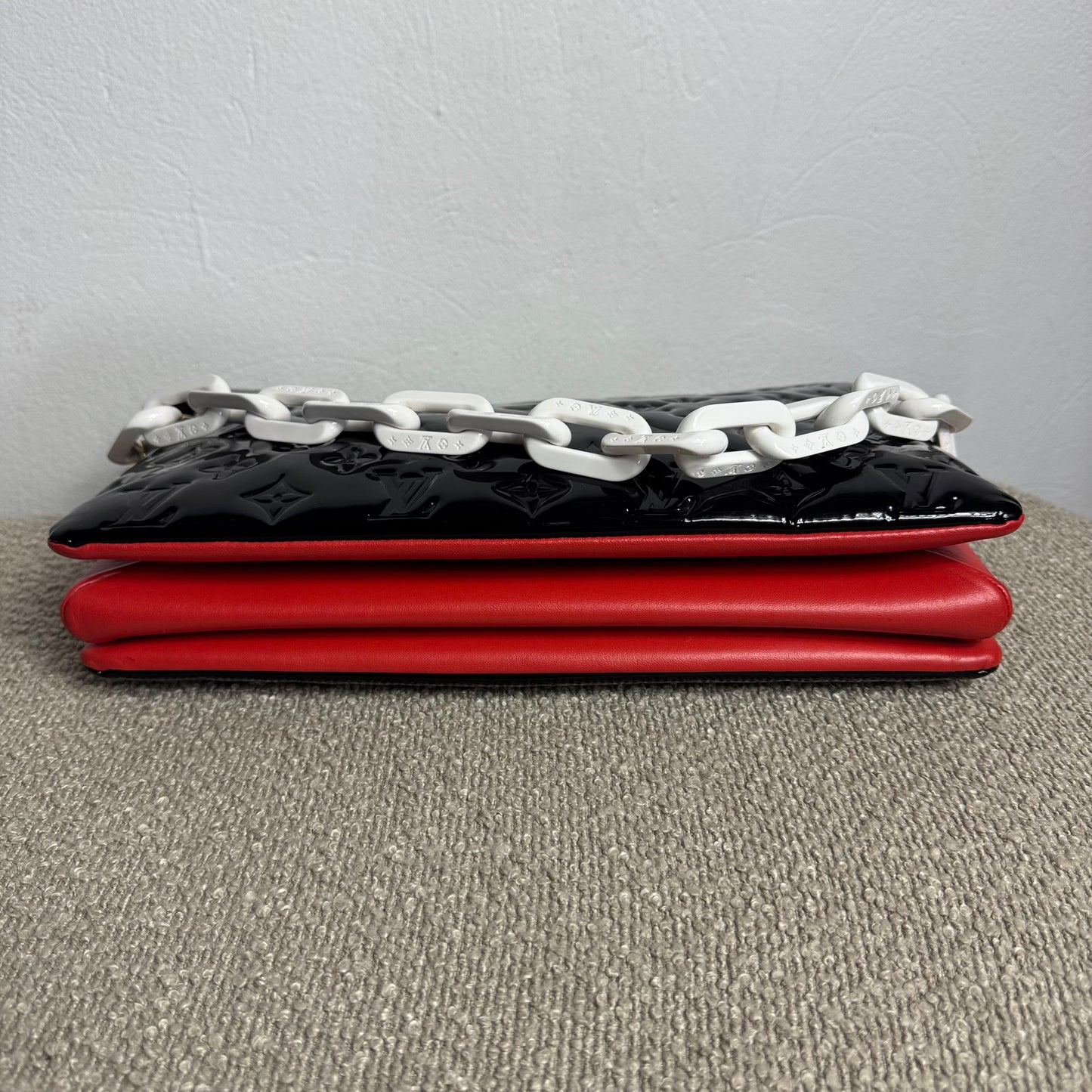 Louis Vuitton Coussin MM Vernis Schwarz / Rot mit weißem Kettenriemen